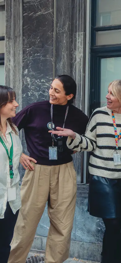 Trois membres de l'équipe échangent en souriant