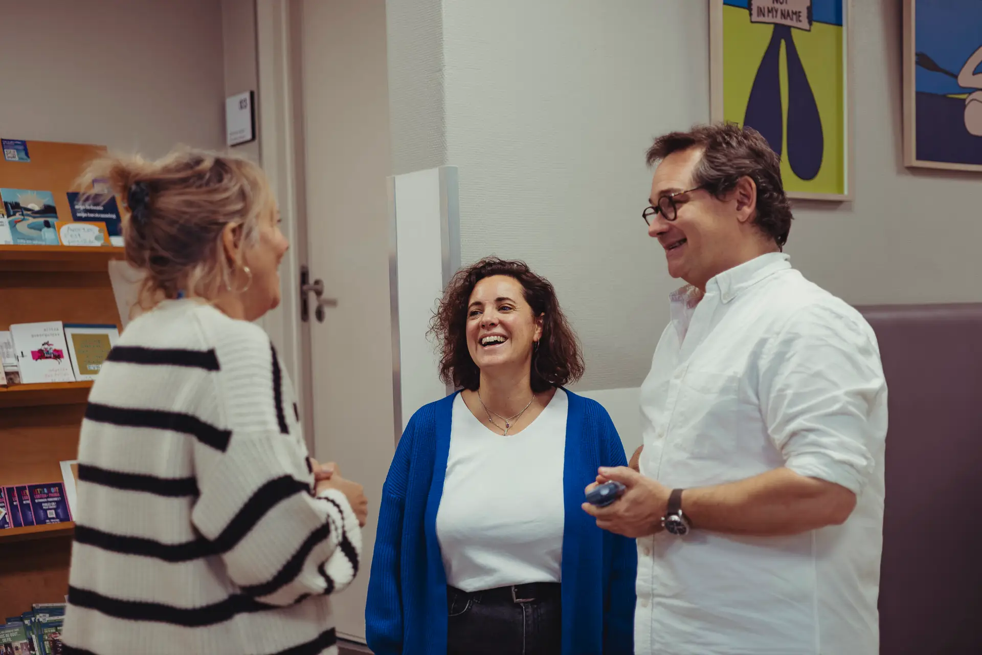 Échange entre collègues dans un couloir