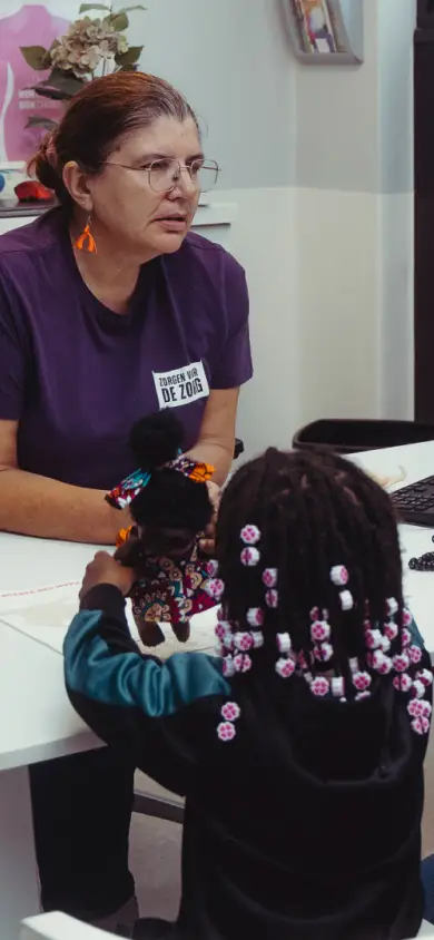 Une professionnelle échange avec une mère et son enfant