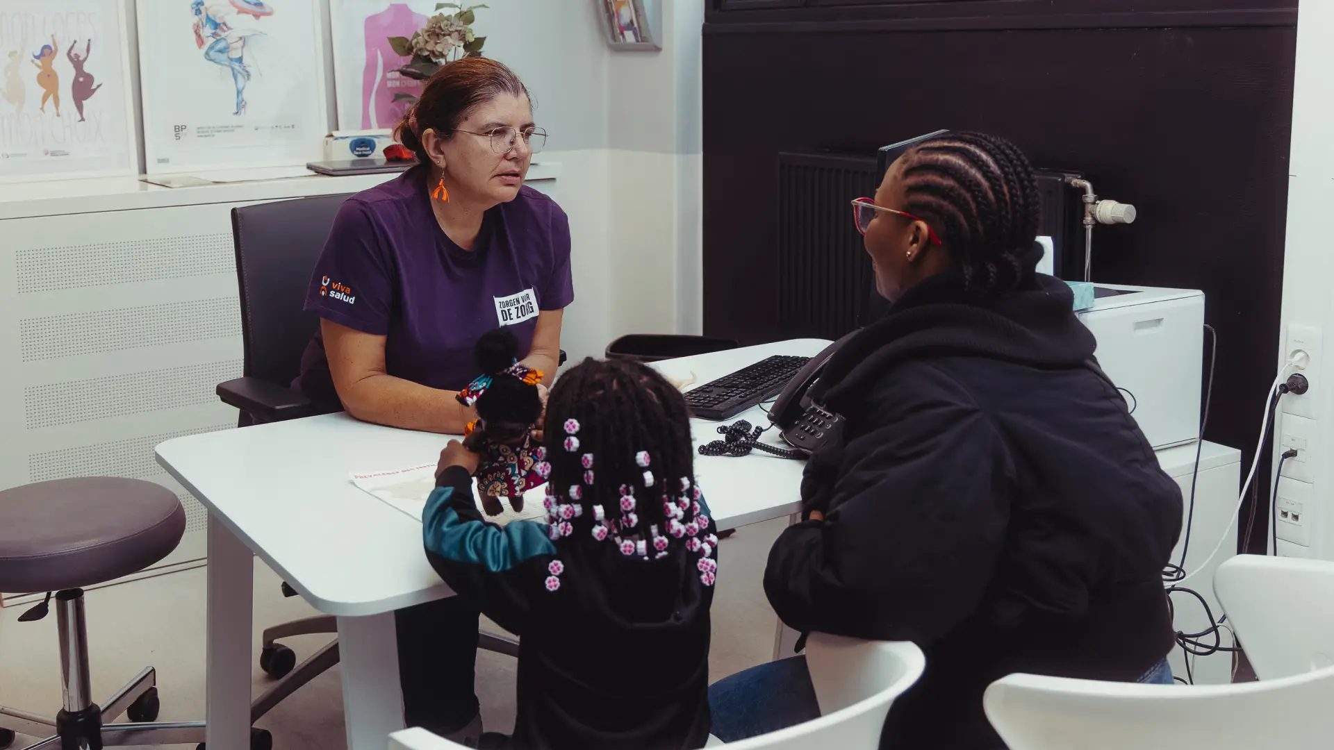 Une professionnelle échange avec une mère et son enfant